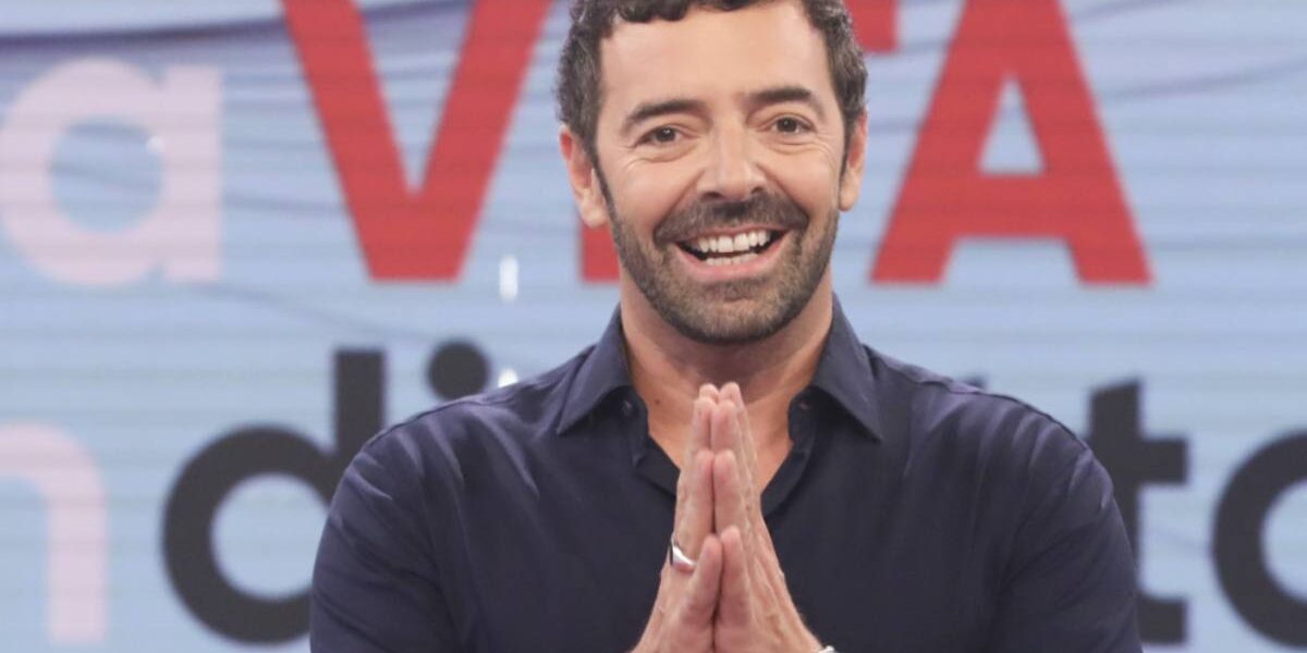 Nato in Calabria, Alberto Matano ha costruito una carriera solida nel giornalismo e nella conduzione televisiva.