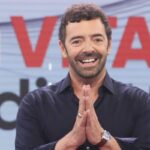 Nato in Calabria, Alberto Matano ha costruito una carriera solida nel giornalismo e nella conduzione televisiva.