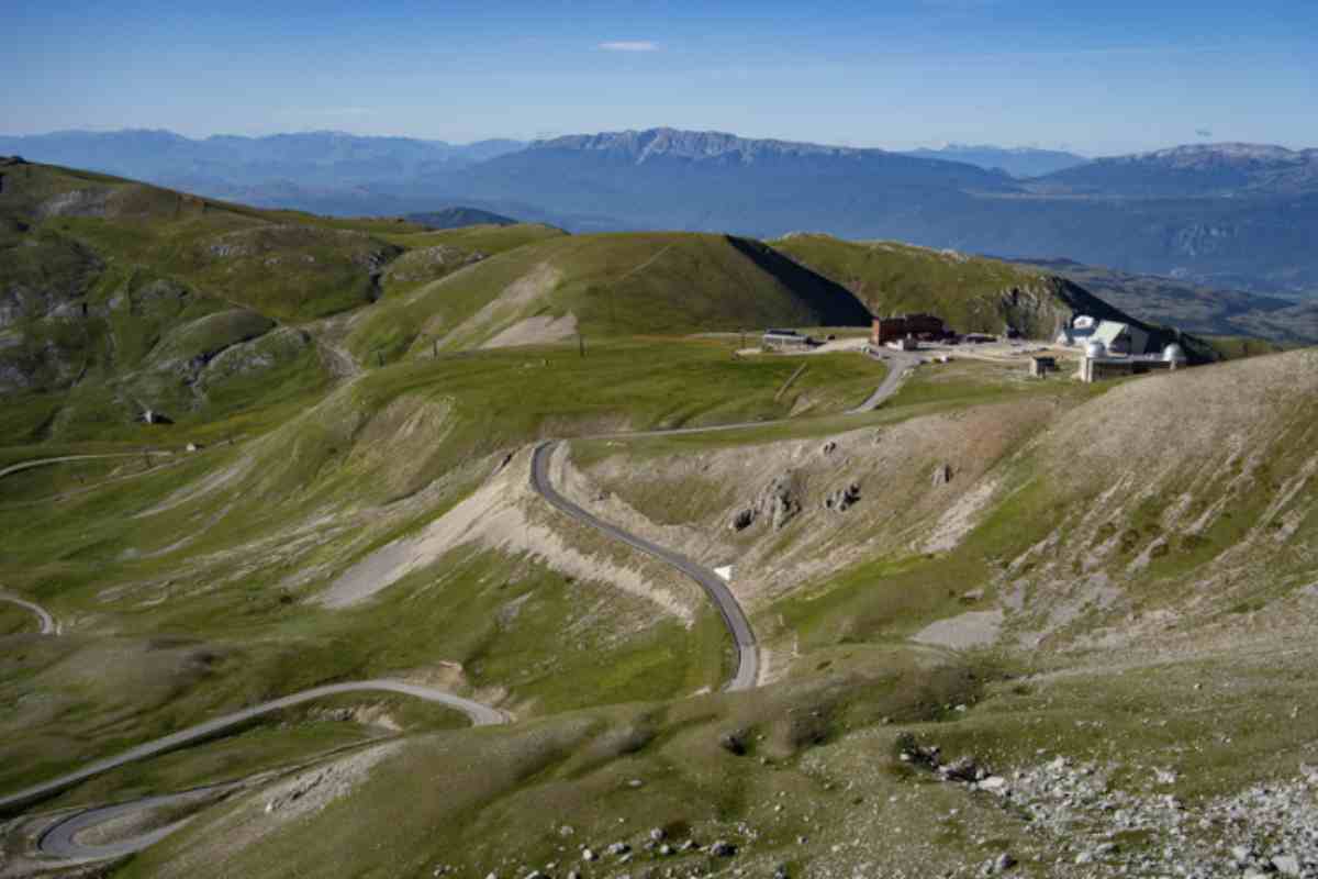Scendendo dall’altopiano, l’Abruzzo svela la sua anima più autentica attraverso borghi medievali di straordinario fascino. Rocca Calascio
