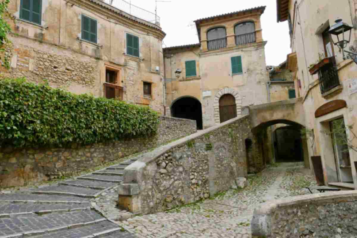 Casperia rappresenta un punto di partenza ideale per un percorso storico-culturale nell’Alto Lazio. Da qui, infatti, è possibile proseguire