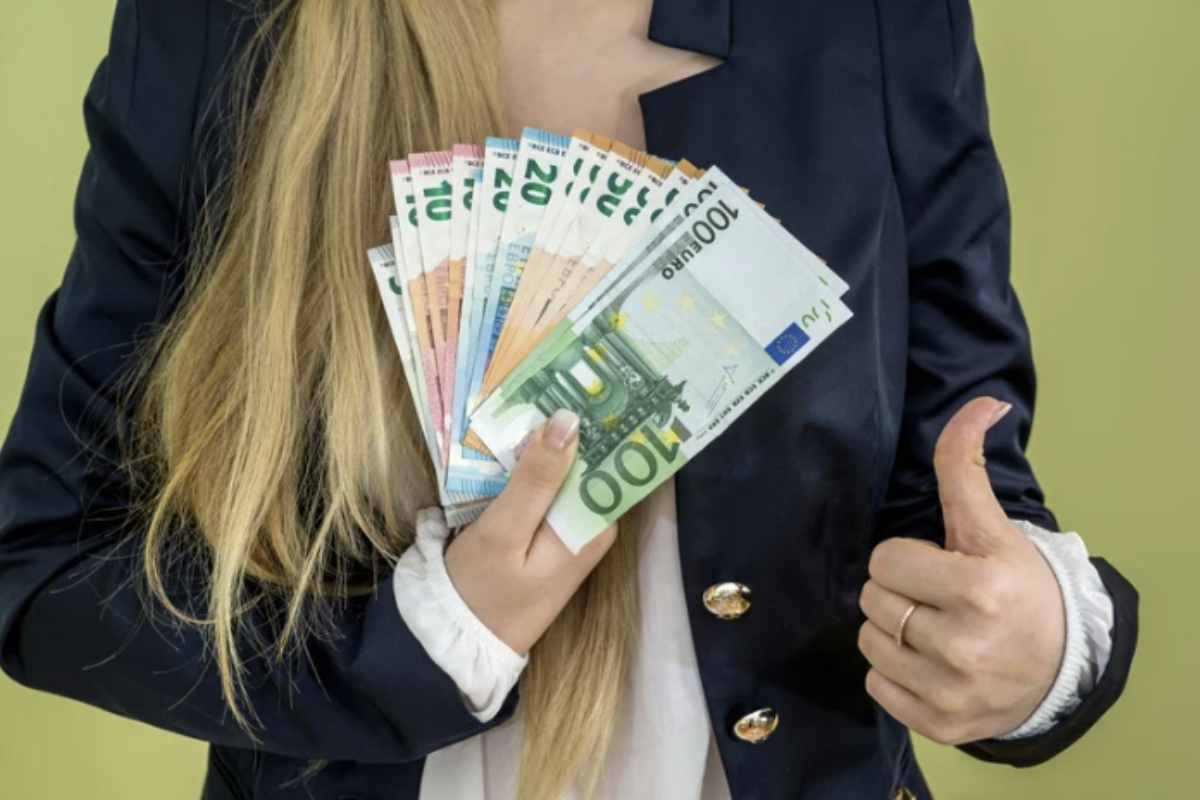 Ufficiale, arriva il bonus di settembre: a chi spetta e quanto 2 Pur rappresentando un passo avanti importante, il Bonus da 100 euro a settembre non affronta la questione strutturale dei salari bassi in Italia