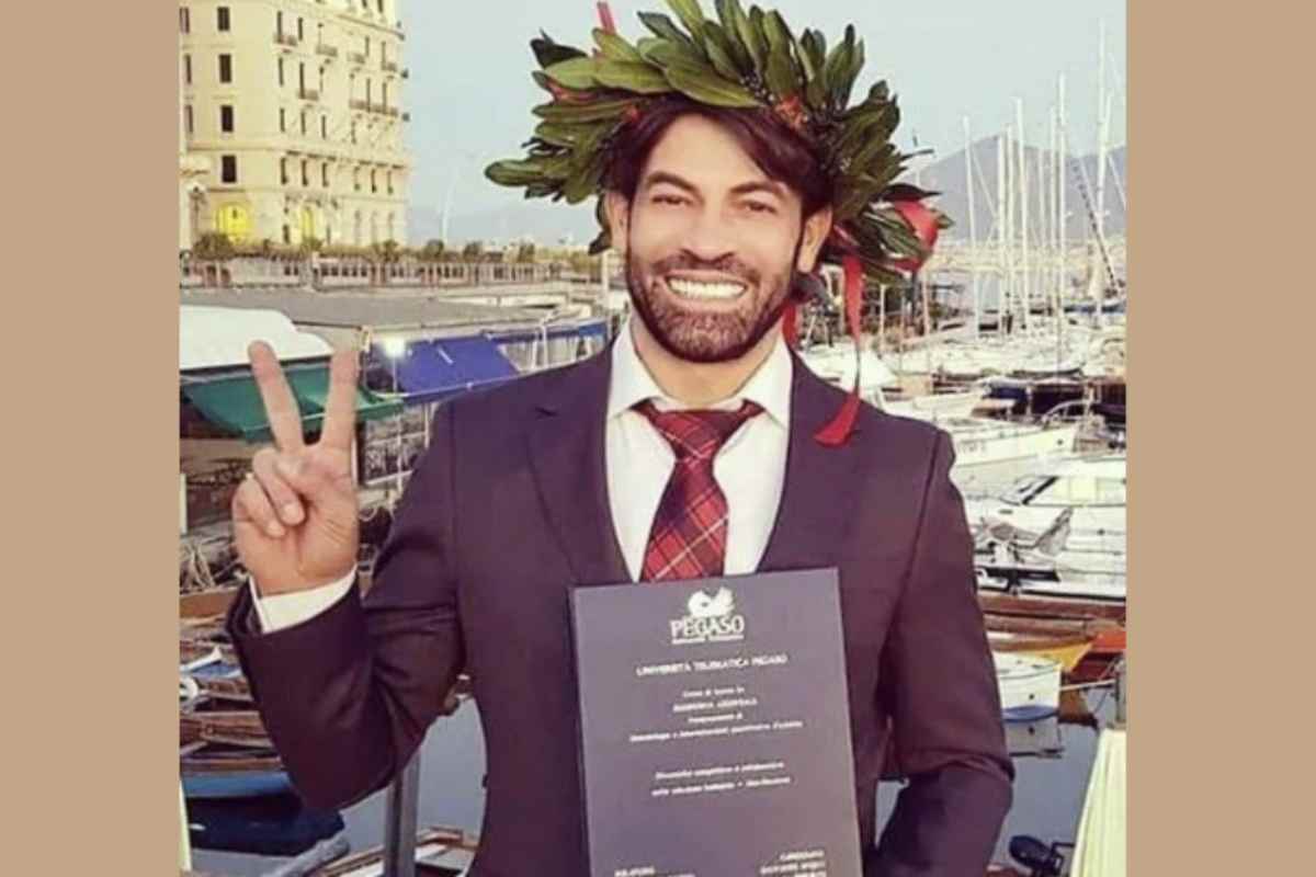 Da molti anni, Gianni Sperti risiede a Roma, città in cui si è trasferito soprattutto per motivi lavorativi legati