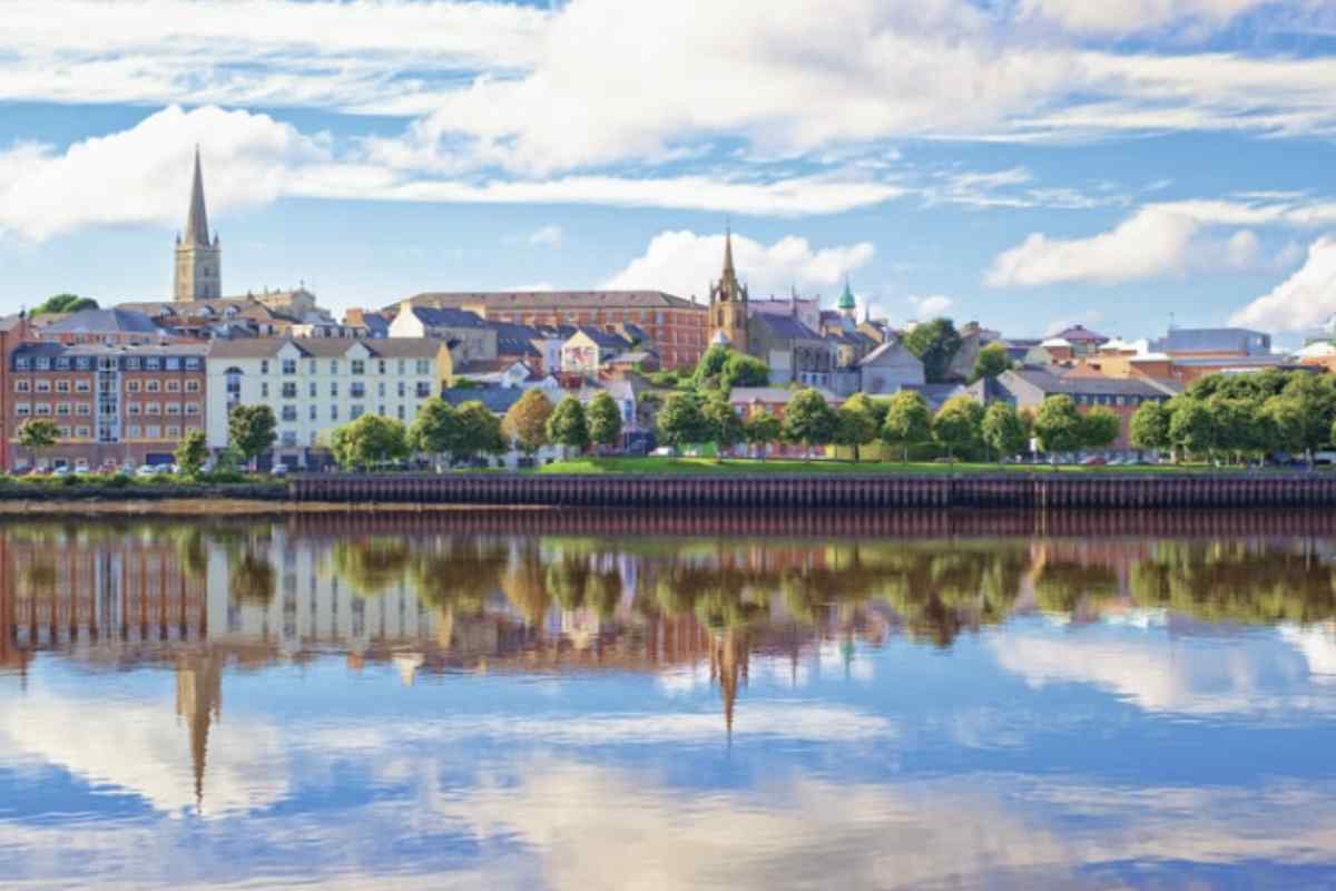 Ti danno 80.000 euro e una casa se ti trasferisci qui: corri subito 2 L’offerta irlandese rappresenta una risposta concreta e innovativa ai problemi di spopolamento che affliggono molte aree rurali e insulari in Europa.
