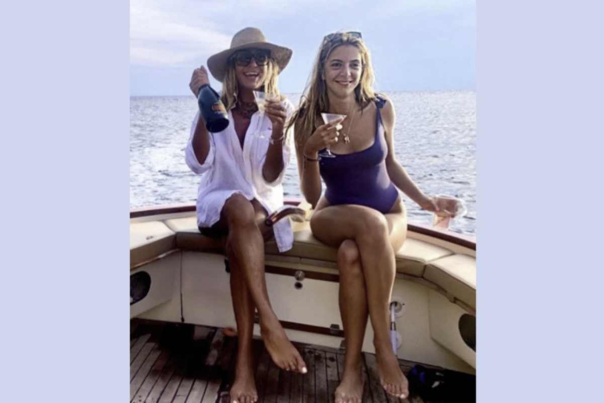 Myrta Merlino, chi è la bellissima figlia (e che lavoro fa) 2 In un mondo televisivo spesso caratterizzato da rivalità e pressioni, il legame tra Myrta Merlino e Caterina Arcuri emerge come un esempio di affetto autentico