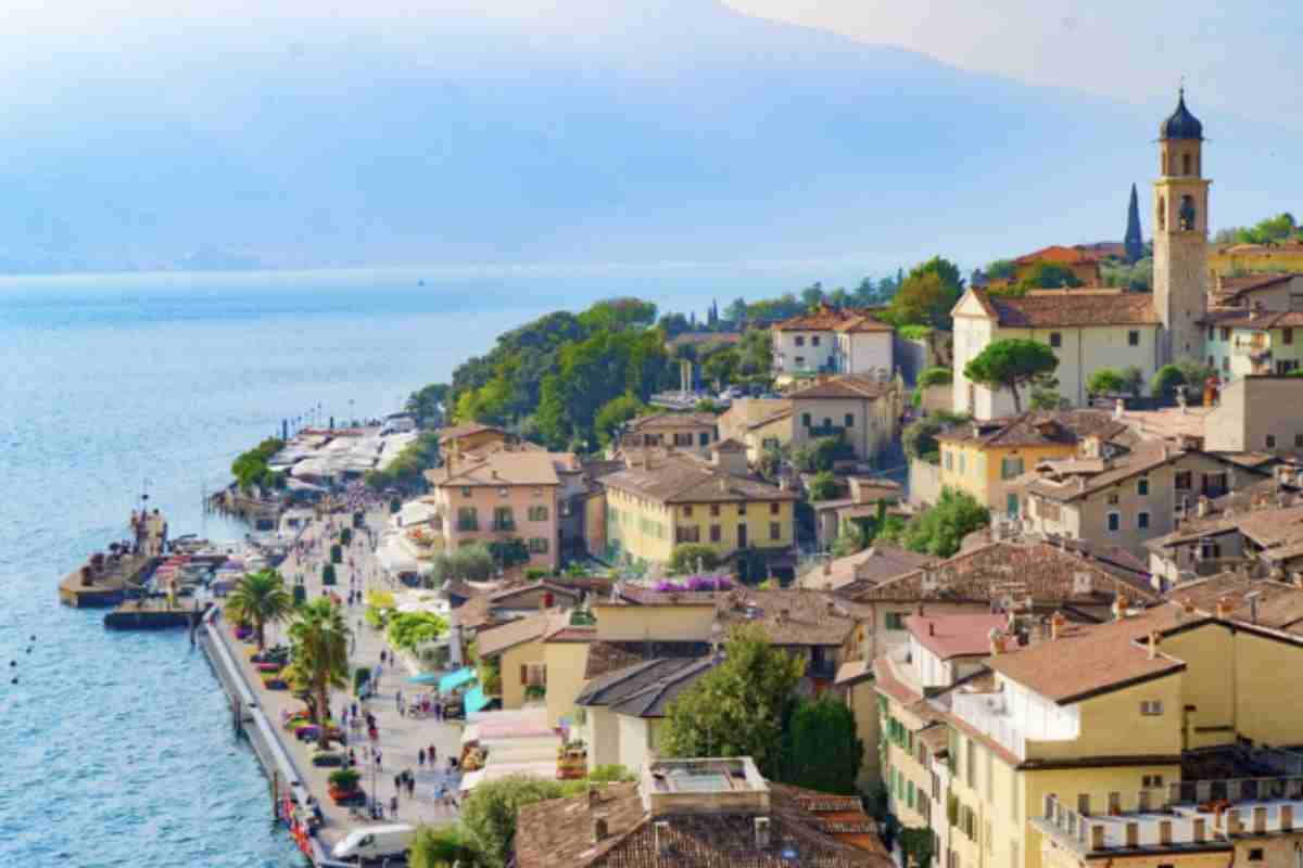 Dal porto di Piazza Betteloni partono battelli che permettono di esplorare il Lago di Garda e i suoi incantevoli borghi vicini.