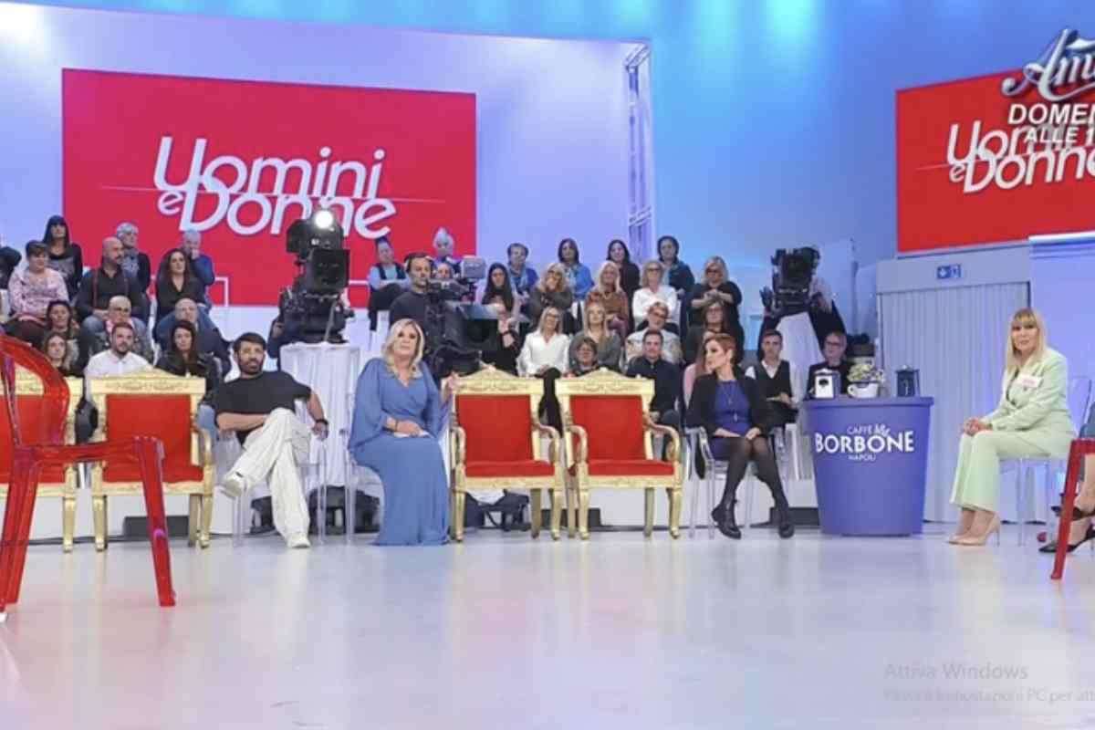 Il focus di Maria De Filippi si è spostato anche sul Trono Classico, con particolare attenzione a Flavio Ubirti, tronista protagonista di nuove polemiche