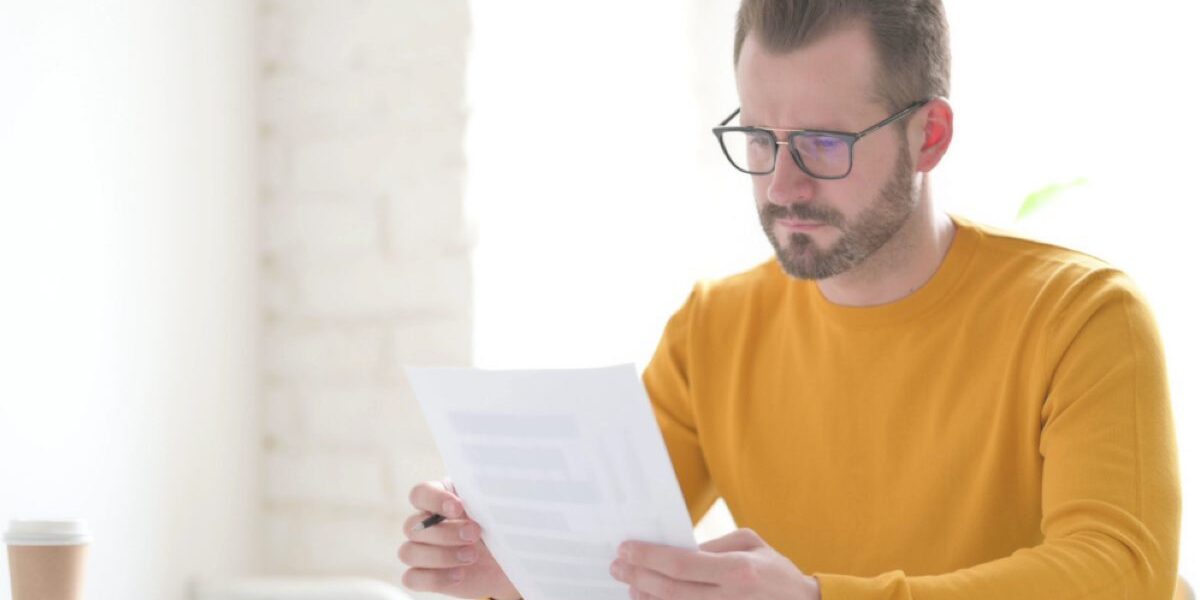 Uomo legge documento