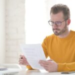 Uomo legge documento