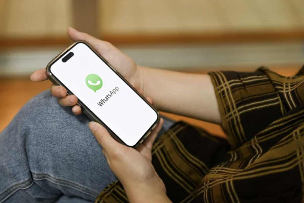 WhatsApp, il trucco per leggere i messaggi eliminati: non ci sono più segreti 2 Se si dispone dell’opzione di backup automatico attivata su WhatsApp, un altro sistema per visualizzare i messaggi cancellati