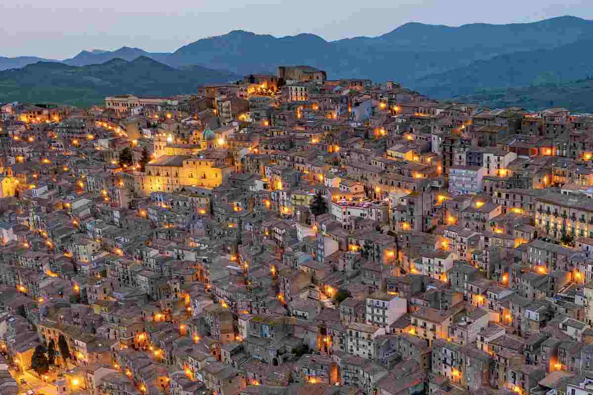 Nella città metropolitana di Palermo, a 1011 metri di altitudine, sorge Gangi, borgo di quasi 6.000 abitanti noto per la sua straordinaria